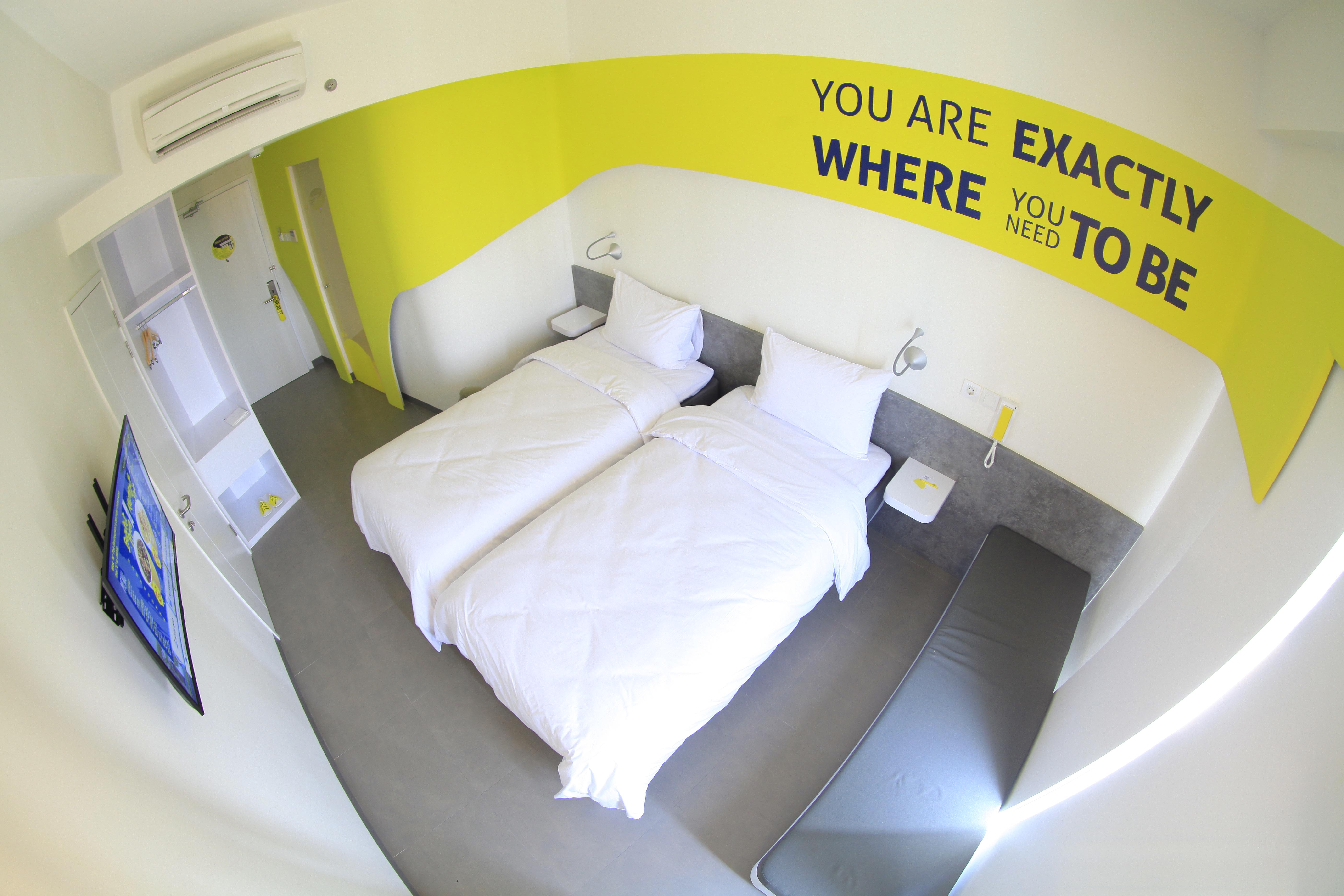 Yello Hotel Jemursari Surabaya Exterior foto