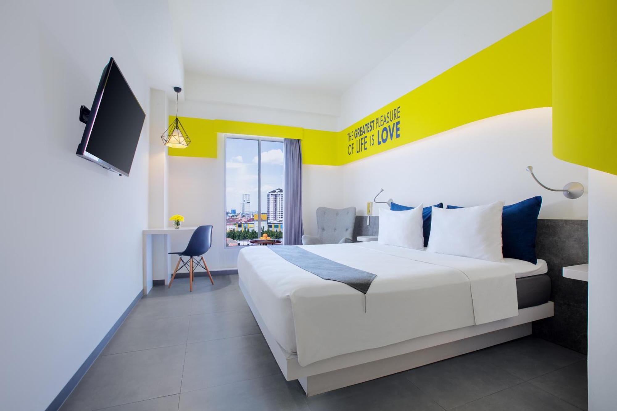 Yello Hotel Jemursari Surabaya Exterior foto