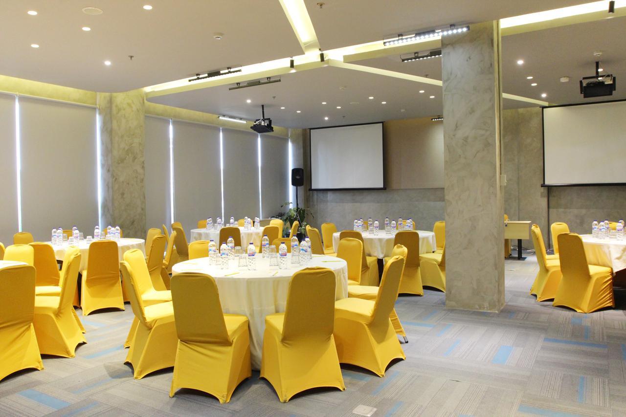 Yello Hotel Jemursari Surabaya Exterior foto